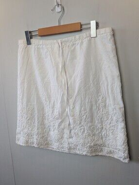 MAX STUDIO Women Skirt White Color Size Medium 100% Cotton Floral Pattern
